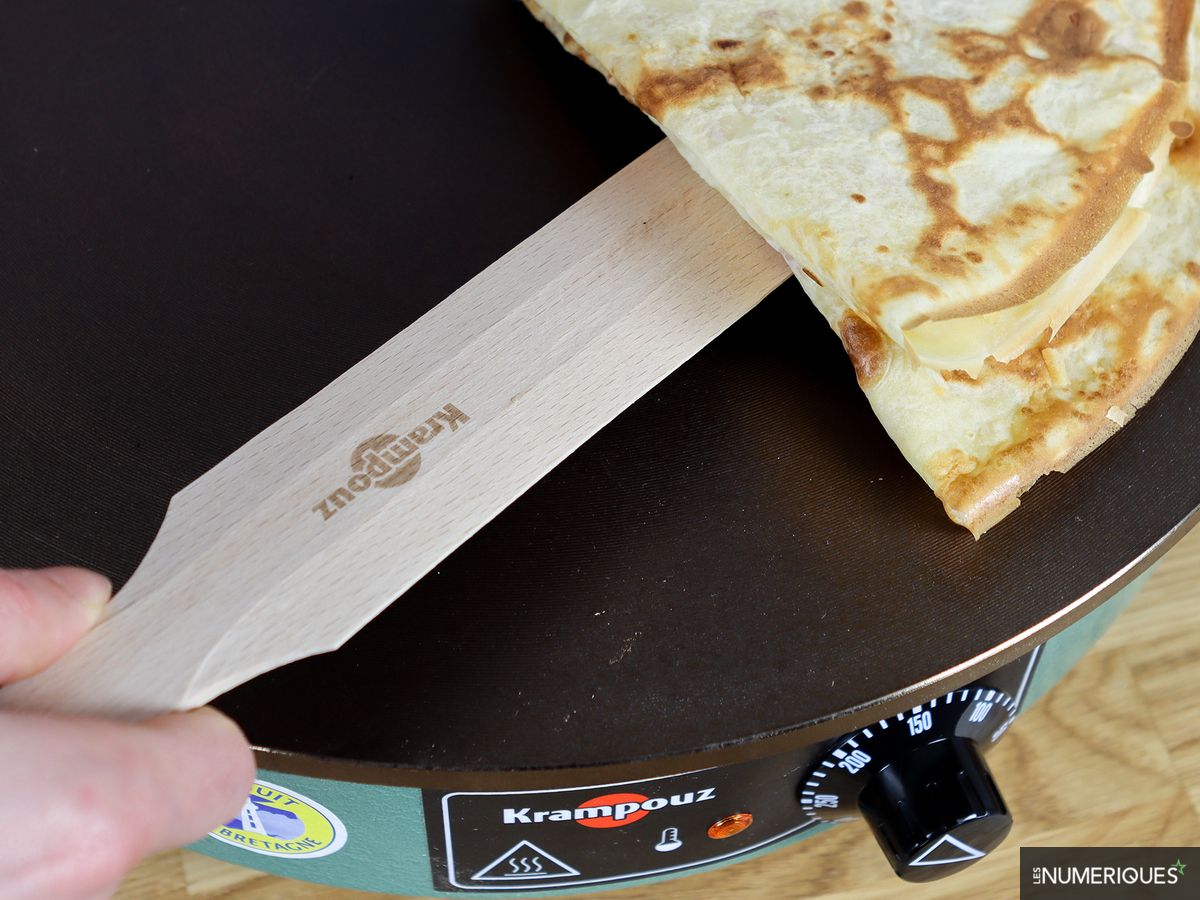 Crêpes bretonnes fines empilées près d'un billig Krampouz en cours de cuisson.
