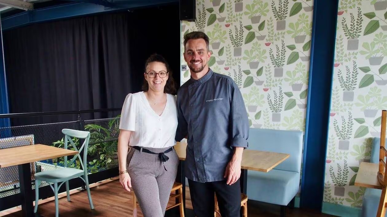 Salle de restaurant chaleureuse avec cuisine locale et assiettes de saison