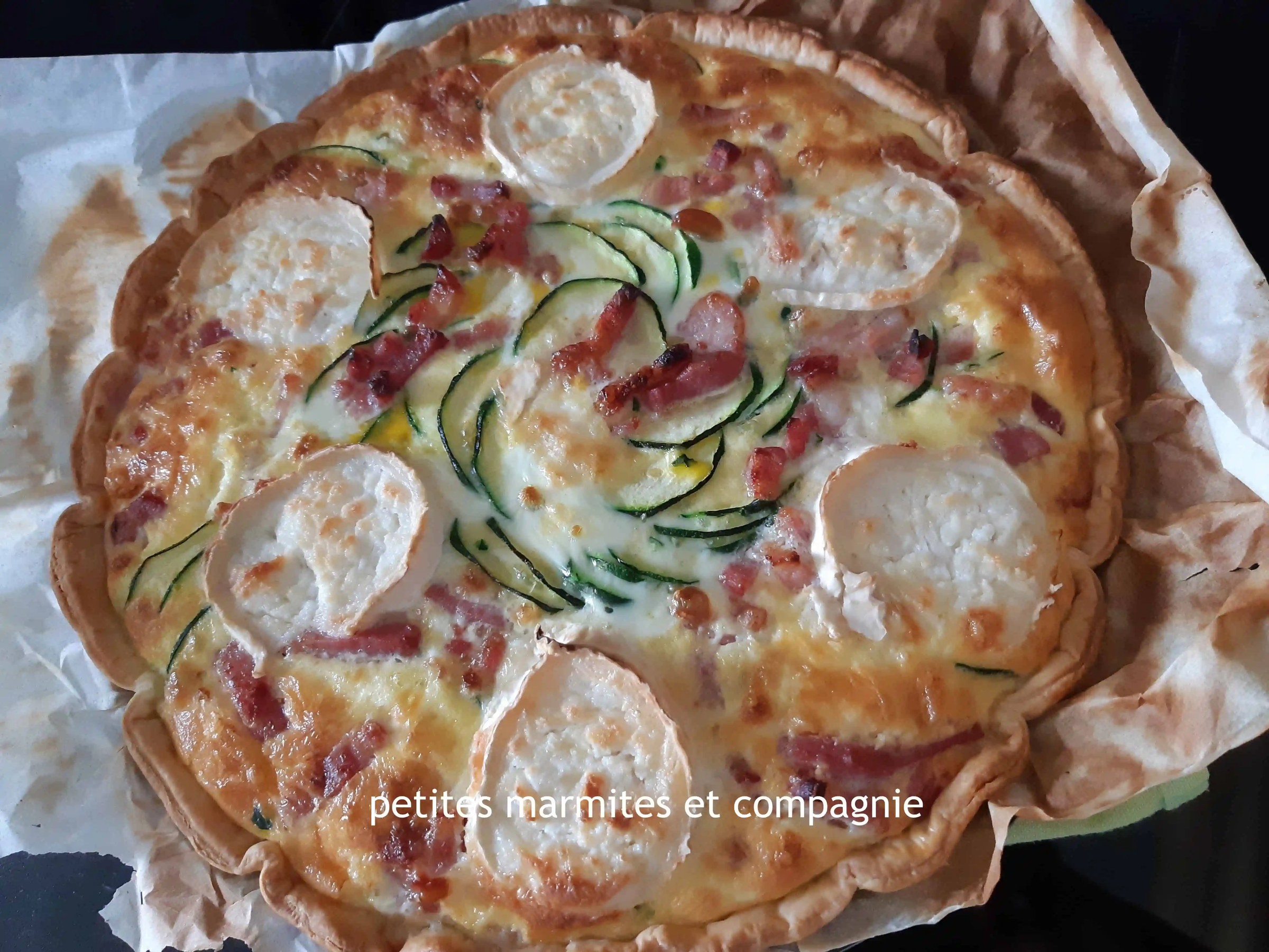 Quiche courgettes chèvre lardons dorée dans un moule à tarte