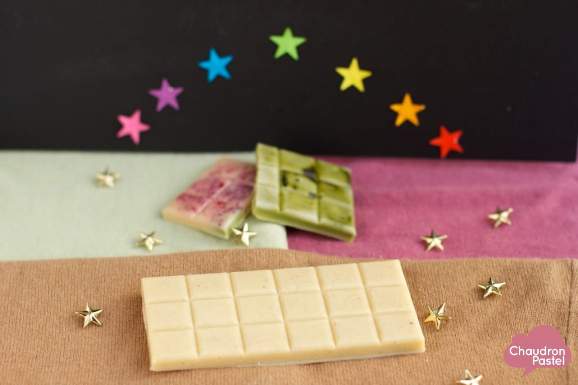 Tablette de chocolat blanc maison cassée en morceaux sur une assiette