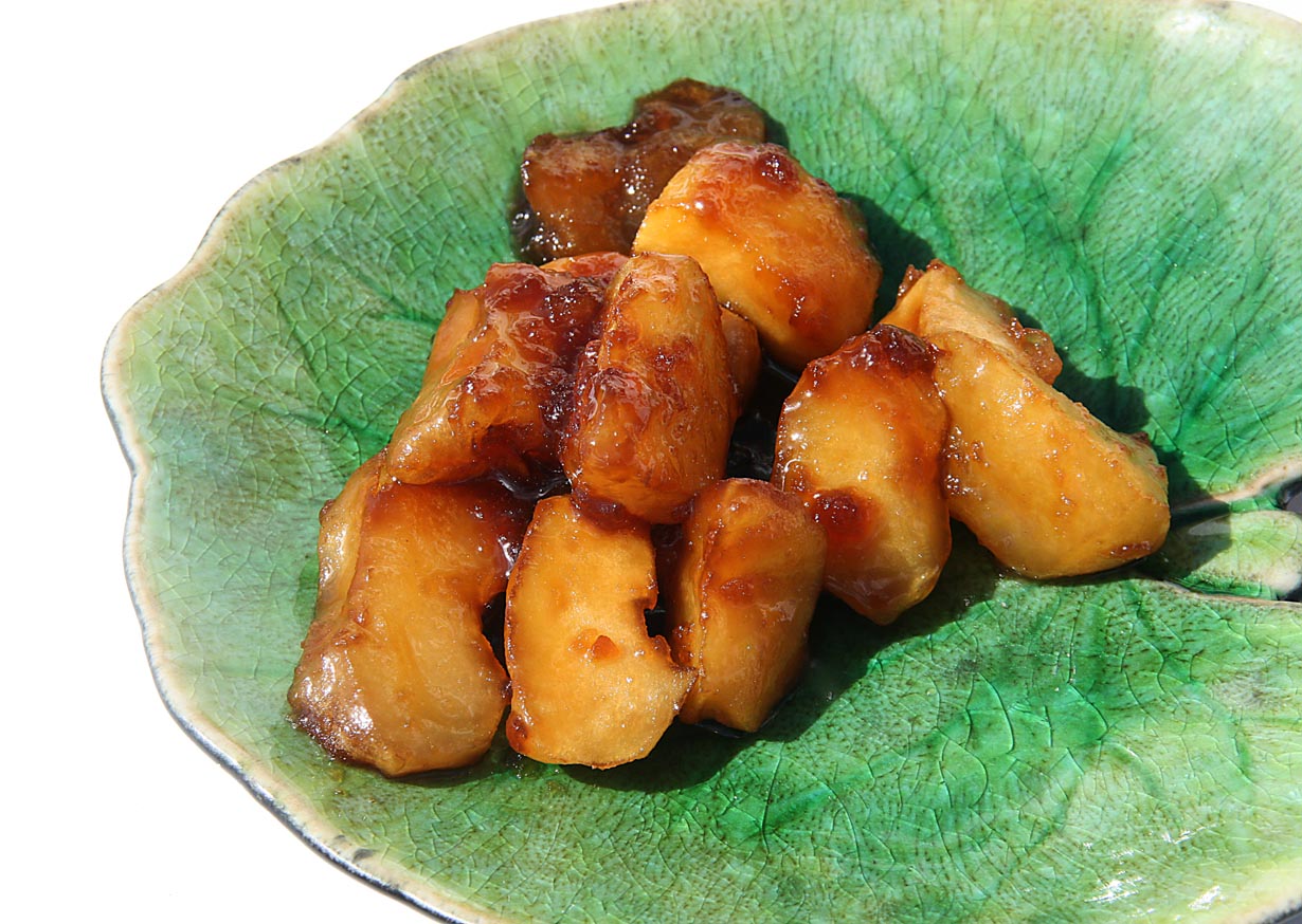 Pommes caramel sur bâtonnet recouvertes d'un enrobage brillant