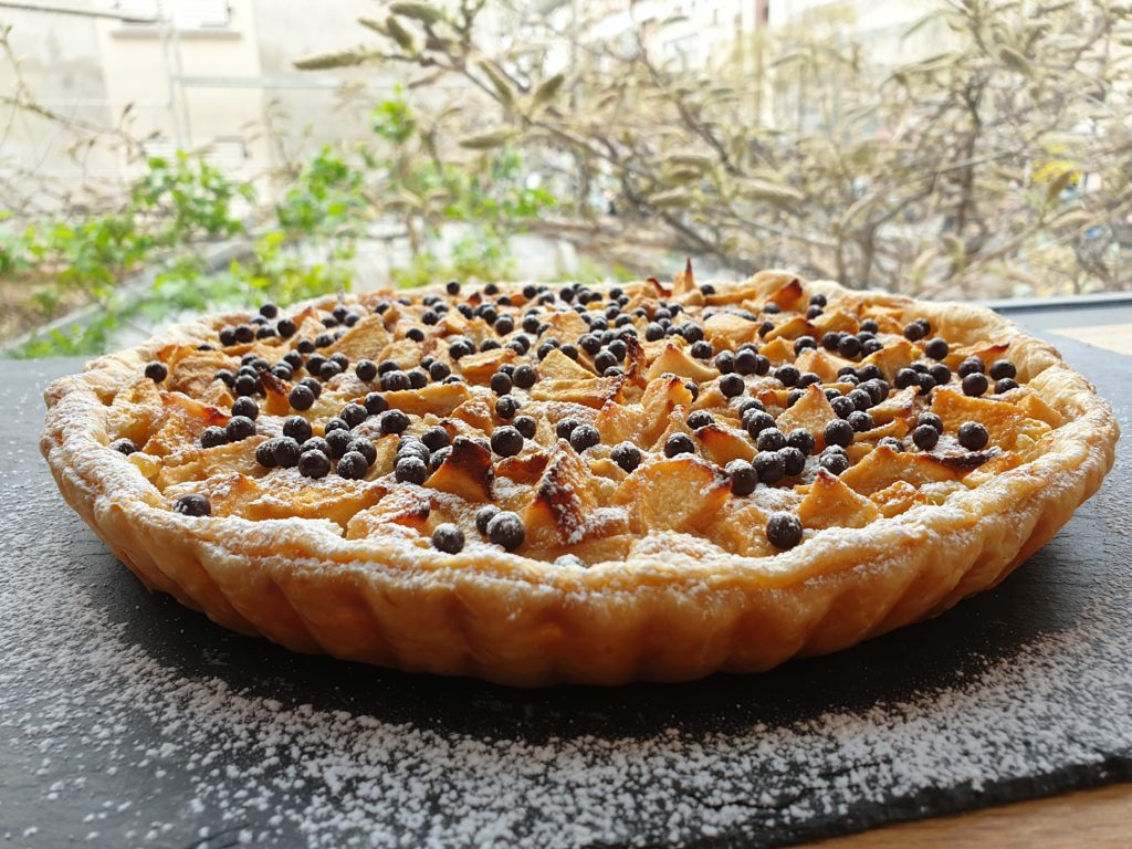 Tarte poire chocolat amande façon Cyril Lignac avec demi-poires sur crème d'amande aux pépites de chocolat